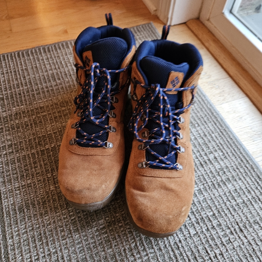 Columbia Tan and Blue High-Top Boots with Durable Sole